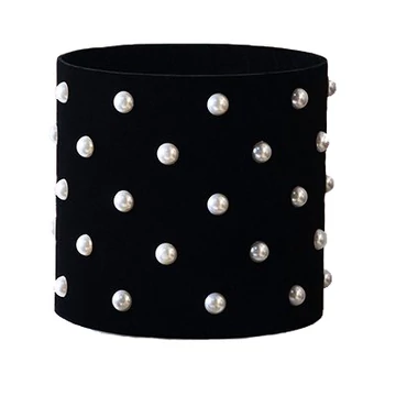 BOX-M6-01 BOX-M6 Gyönggyel díszített bársony bevonatú fekete virágdoboz 21,5 cm